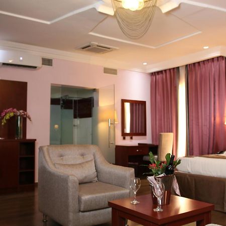 Grand Pela Hotel & Suites Абуджа Номер фото