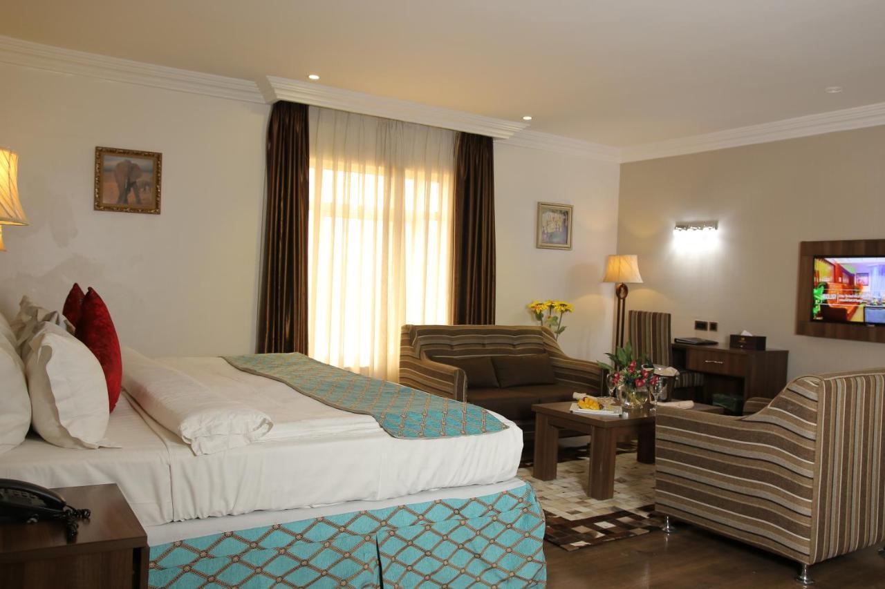 Grand Pela Hotel & Suites Абуджа Экстерьер фото
