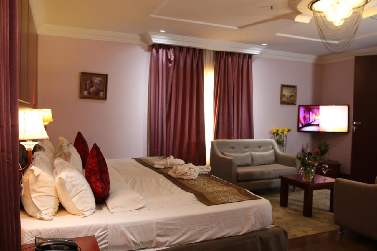 Grand Pela Hotel & Suites Абуджа Экстерьер фото