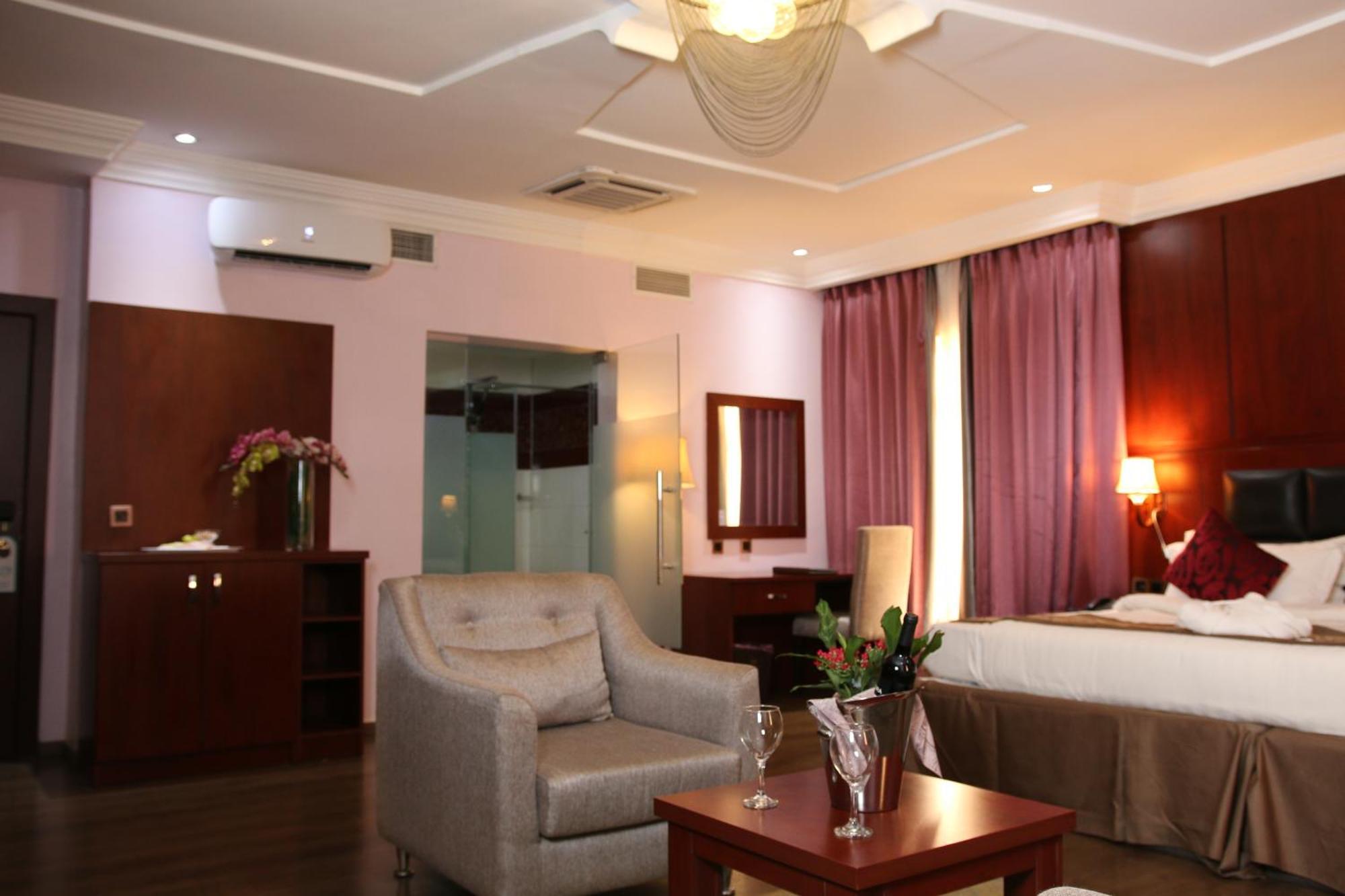 Grand Pela Hotel & Suites Абуджа Номер фото