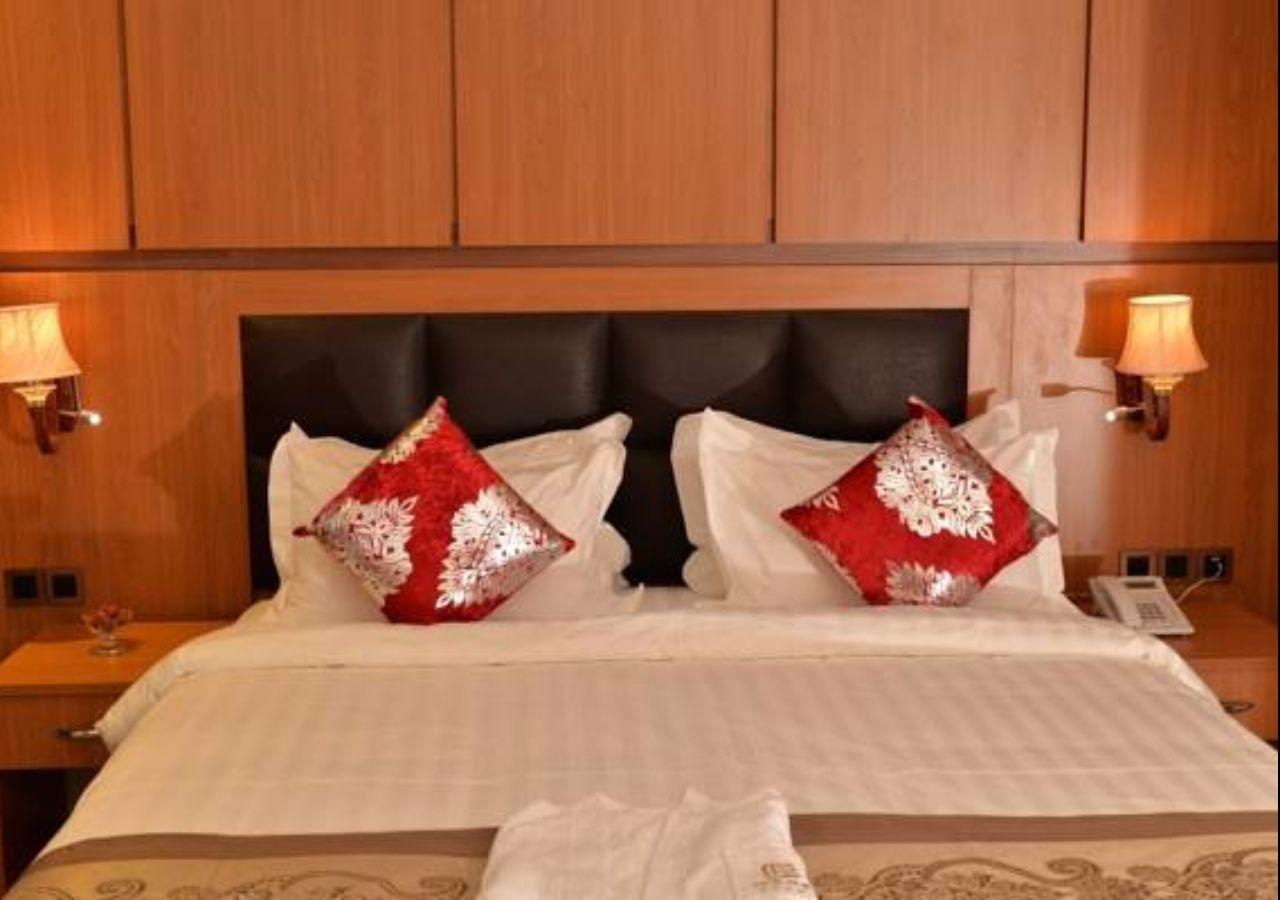 Grand Pela Hotel & Suites Абуджа Экстерьер фото